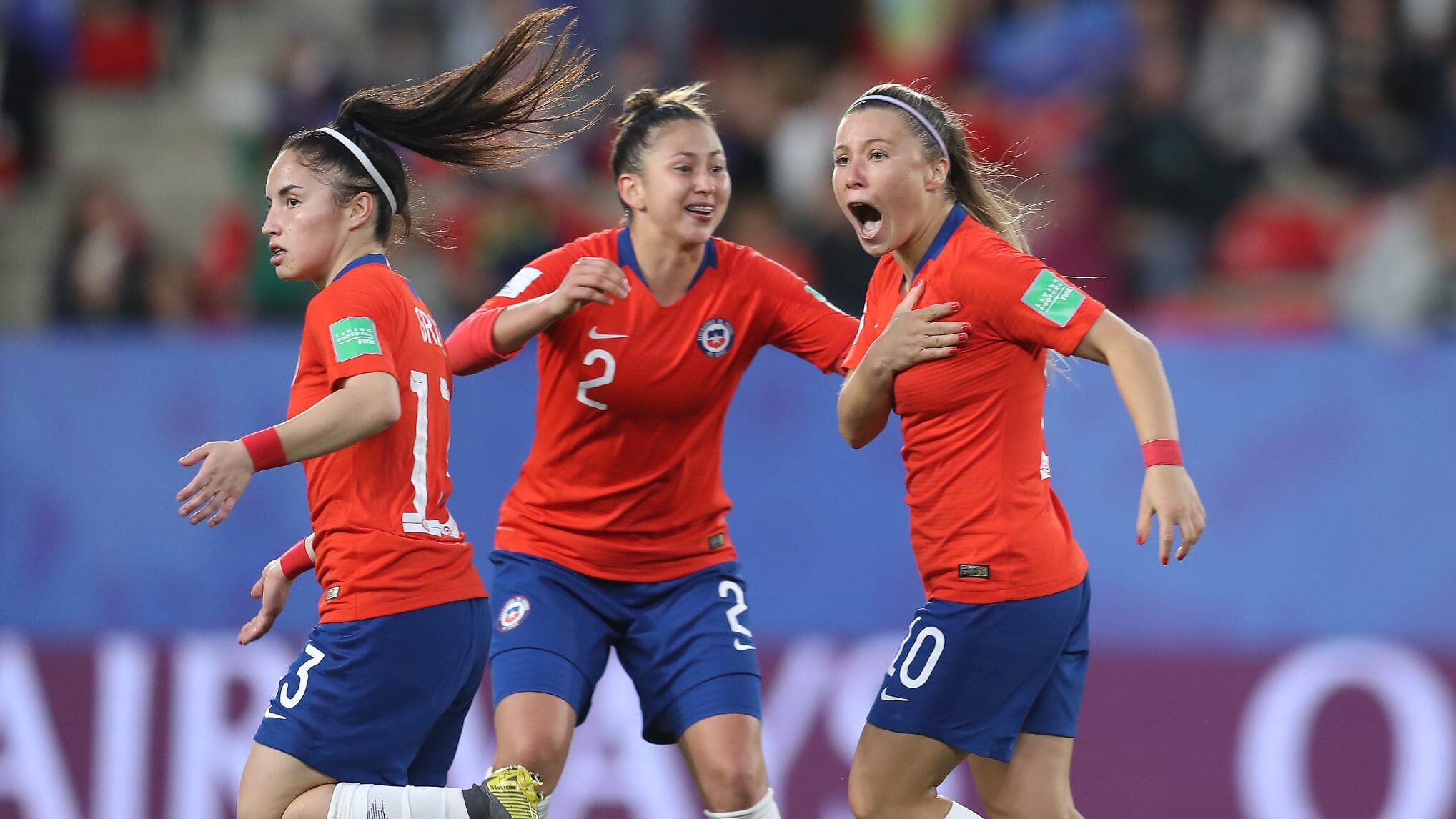 Aedo celebrando el primer gol de Chile en un Mundial adulto