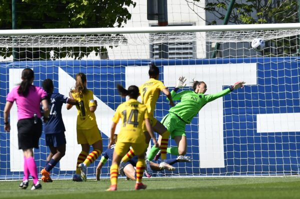 Christiane Endler es elegida en el plantel de la temporada 2020-21 de la UWCL