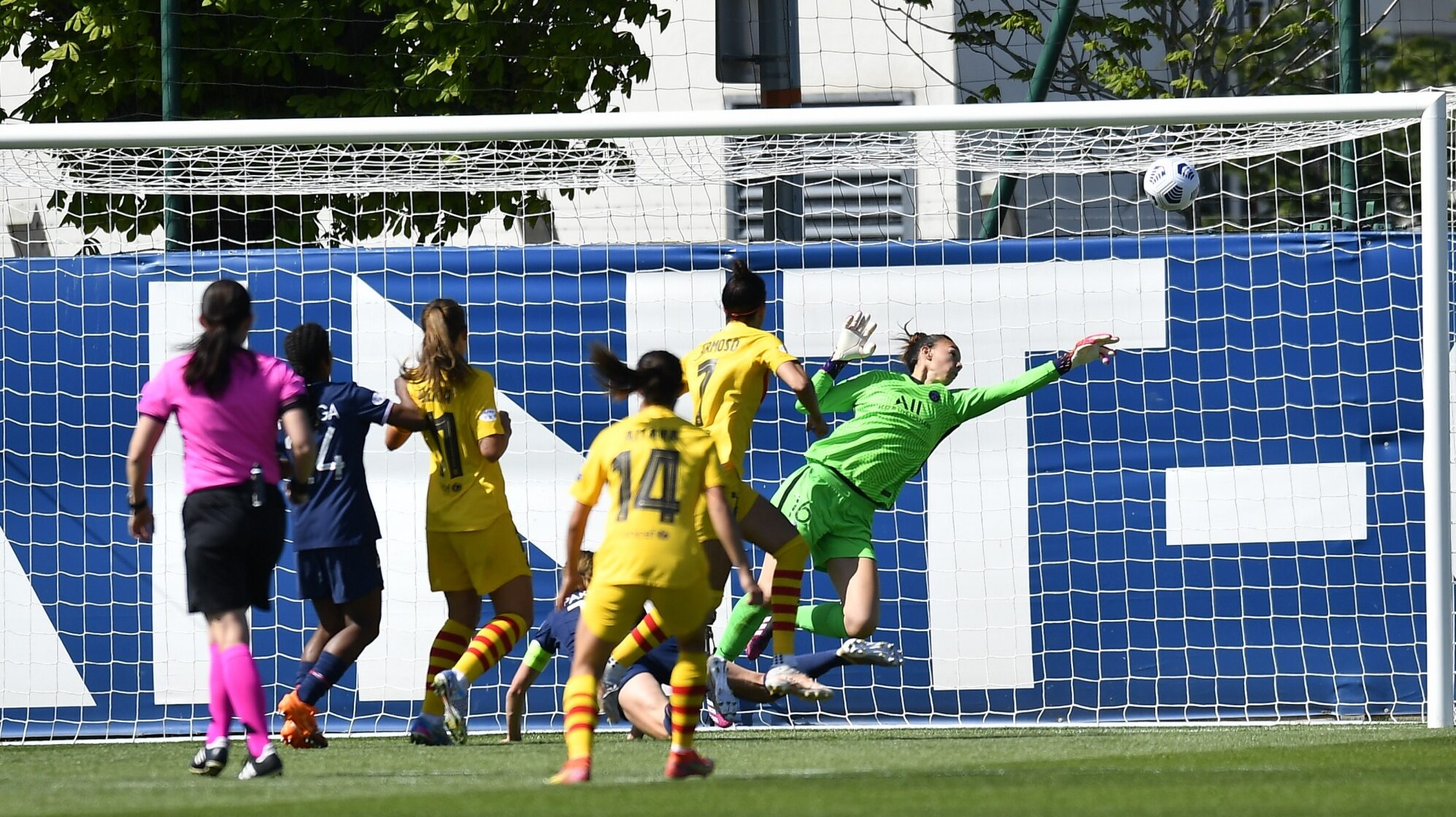 Christiane Endler es elegida en el plantel de la temporada 2020-21 de la UWCL