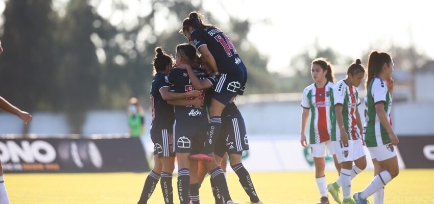 Jugadoras de Universidad de Chile celebrando un gol