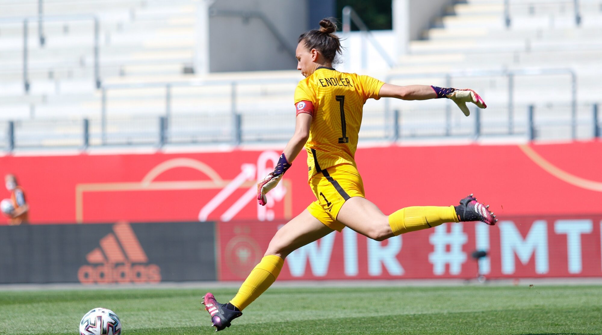 Christiane Endler pateando la pelota. Se descarta como abanderada para Tokio 2020