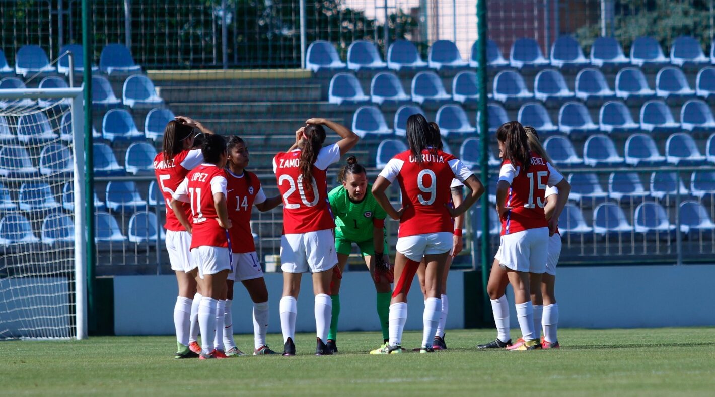 Futbolistas chilenas conversando en la cancha. Próximo rival es Alemania