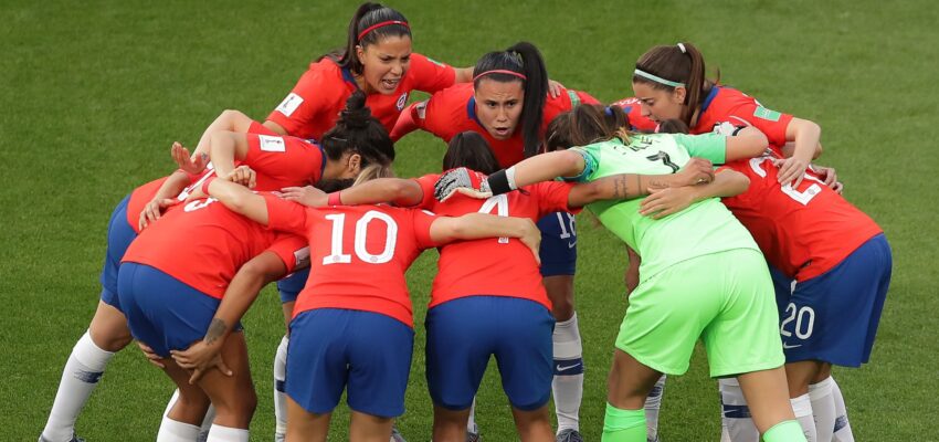 Futbolistas de la Selección Chilena arengándose. Hoy salió a la venta las entradas de Históricas