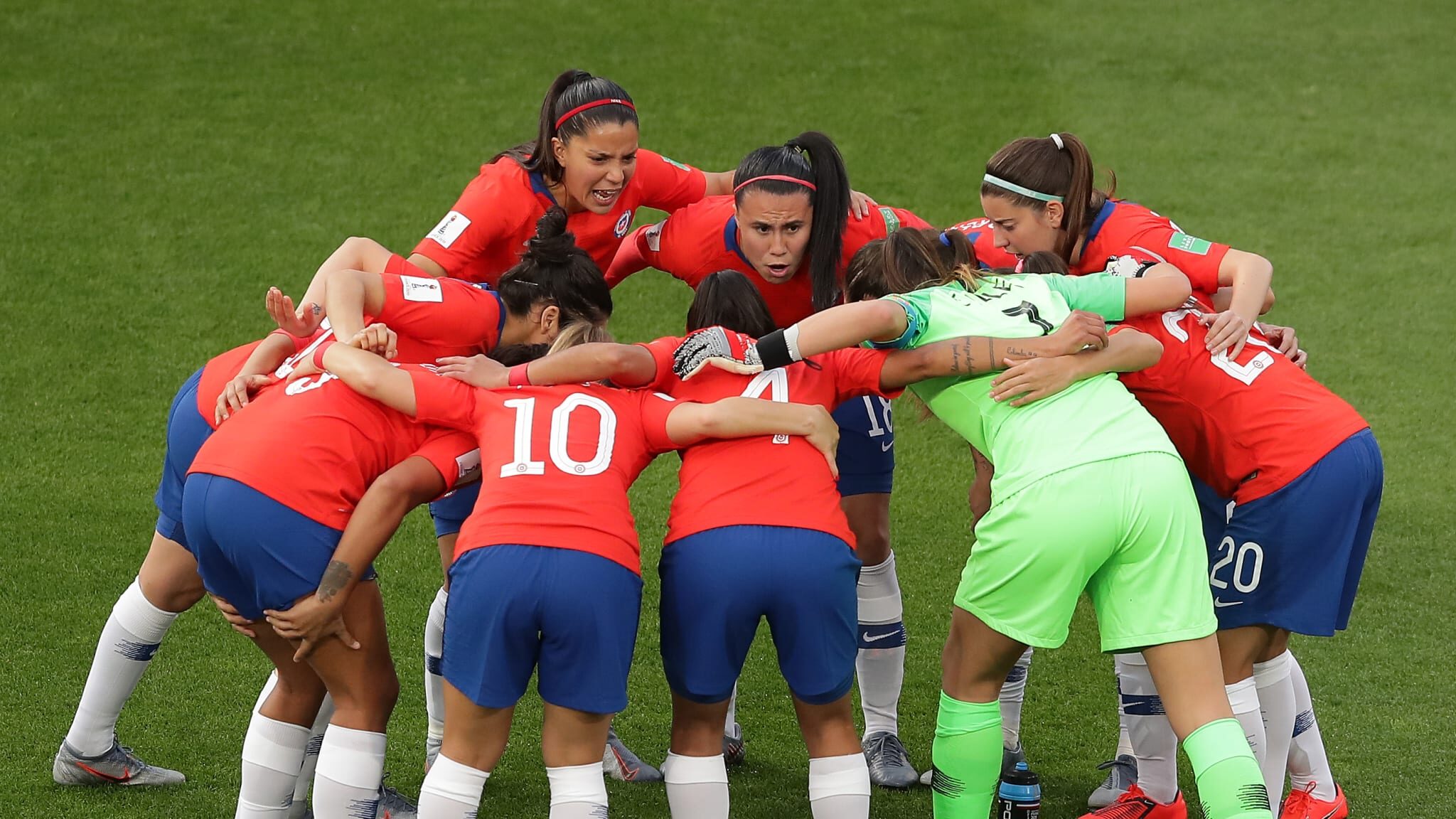 Futbolistas de la Selección Chilena arengándose. Hoy salió a la venta las entradas de Históricas