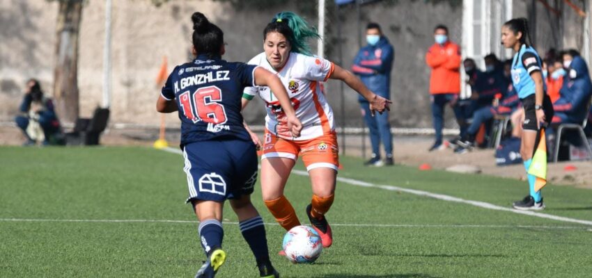 Jugadoras de Cobresal y de Universidad de Chile en la disputa del balón. la fecha 6 tuvo el rating más bajo