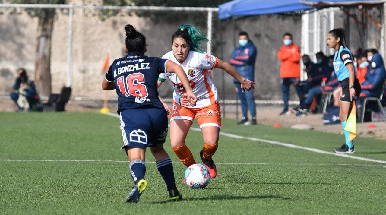 Jugadoras de Cobresal y de Universidad de Chile en la disputa del balón. la fecha 6 tuvo el rating más bajo