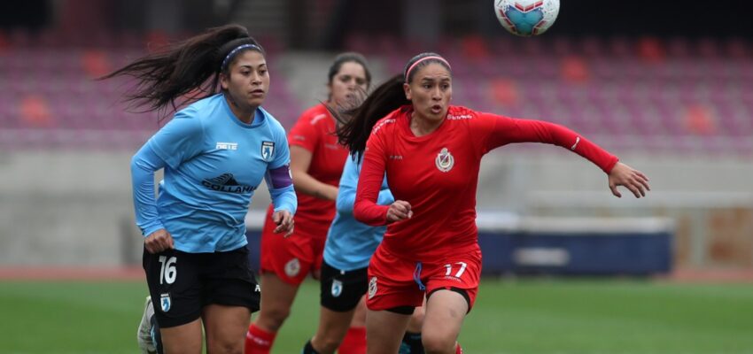 Jugadoras de Iquique y de La Serena en disputa por la pelota. Se adelanta la fecha 2 de la segunda rueda