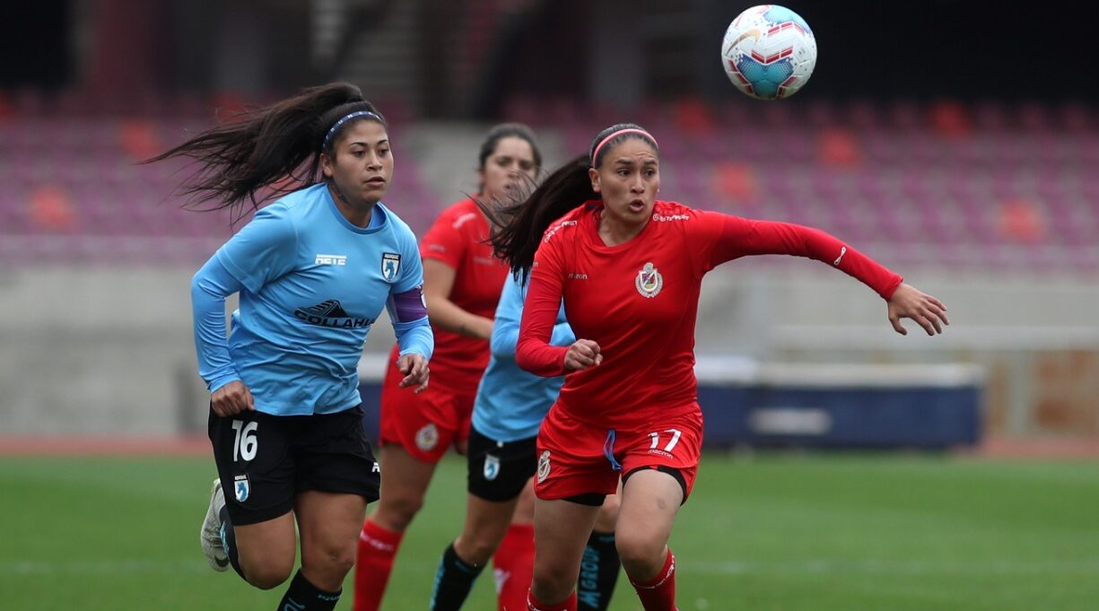 Jugadoras de Iquique y de La Serena en disputa por la pelota. Se adelanta la fecha 2 de la segunda rueda