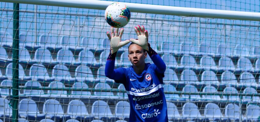 Christiane Endler entrenando en Europa previo al duelos contra Alemania