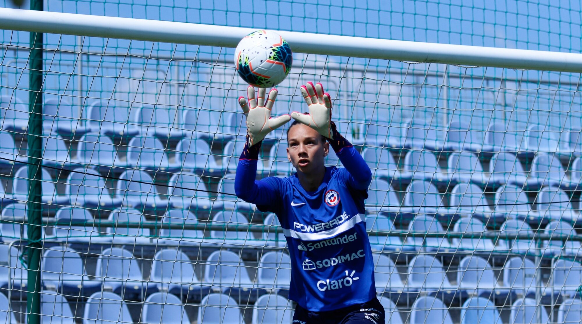 Christiane Endler entrenando en Europa previo al duelos contra Alemania