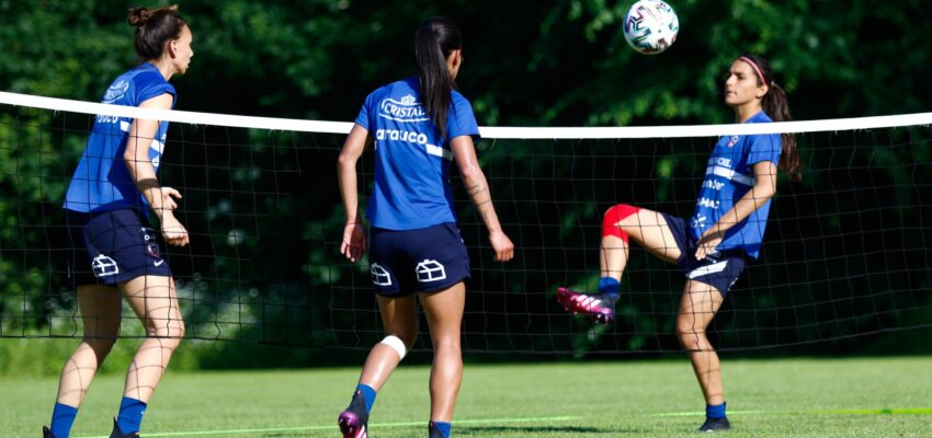 Tres futbolistas de la selección Chilena jugando fútbol tenis