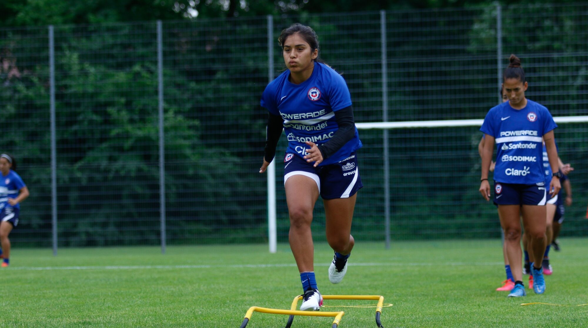 Javiera Toro entrenando por la Selección en Europa