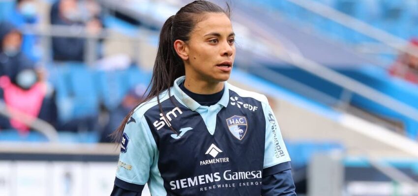 Francisca Lara disputando un partido por Havre Ac