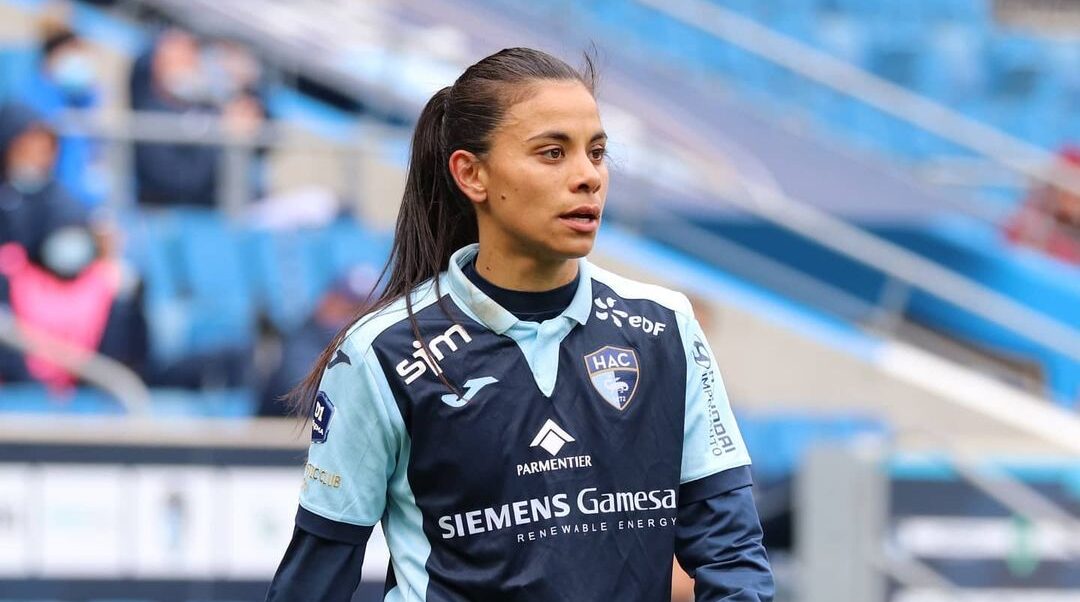 Francisca Lara disputando un partido por Havre Ac