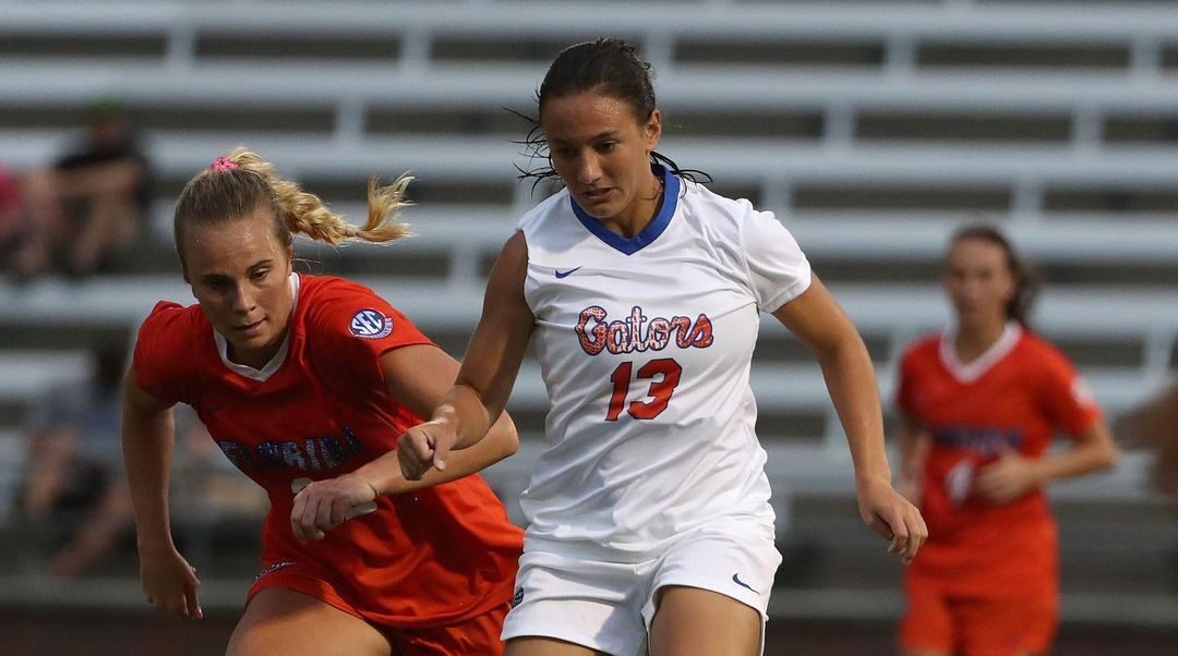 Isabelle Kadzban jugando por Florida Gators en Estados Unidos