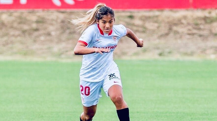 Javiera Toro jugando por el Sevilla, no está en la lista de bajas para la próxima temporada