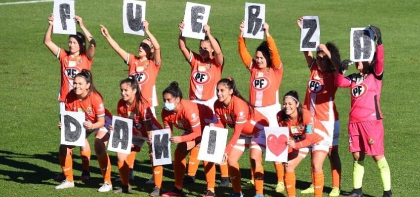 Jugadoras de Cobresal sosteniendo carteles que se leen "Fuerza Dani", lo bueno de la fecha 7