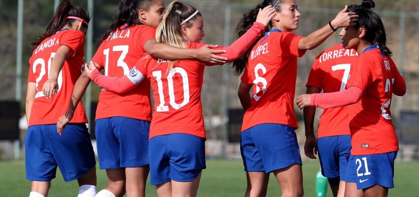 Seleccionadas de Chile celebrando un gol