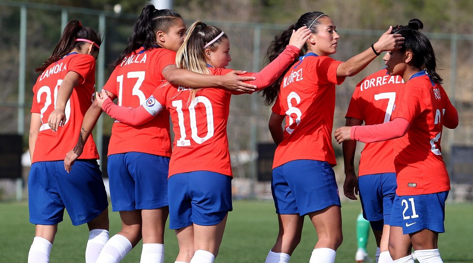 Seleccionadas de Chile celebrando un gol