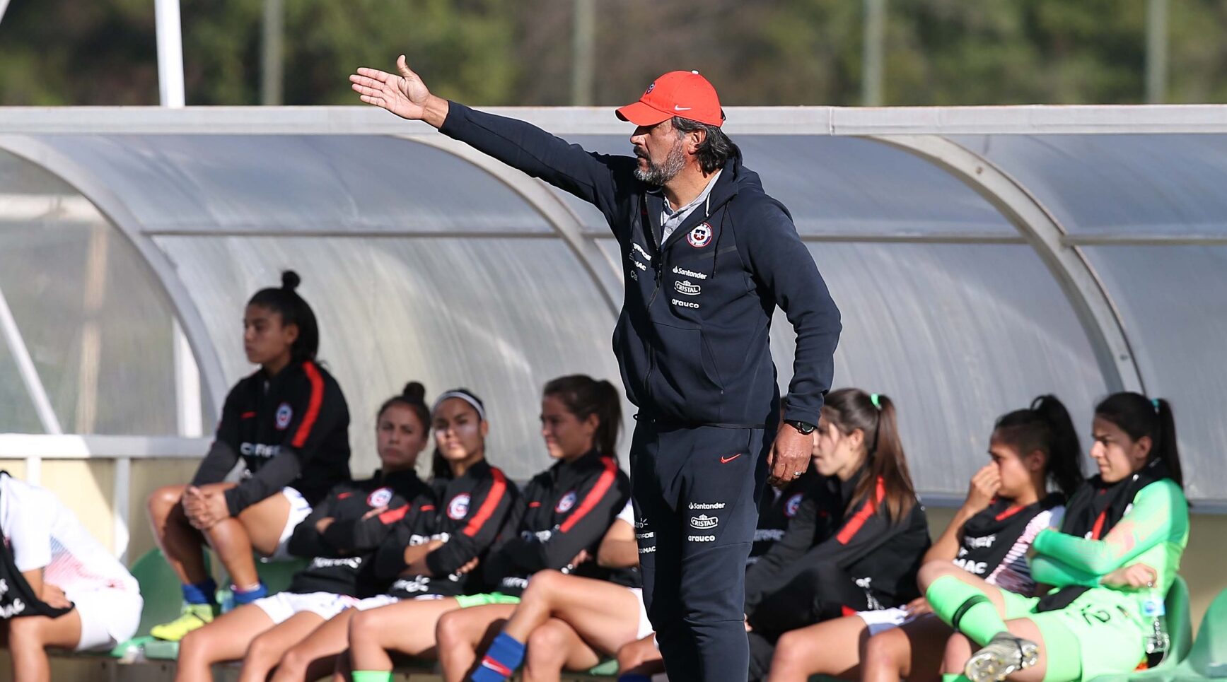 José Letelier dando instrucciones en un partido