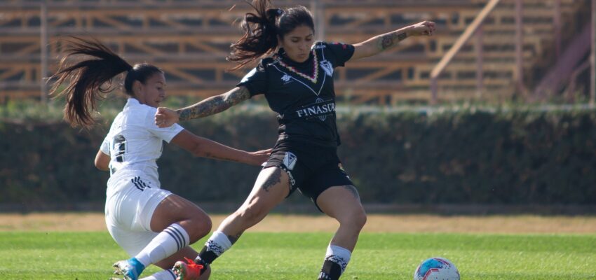 Yenny Acuña vs Tyare Ríos disputando el balón