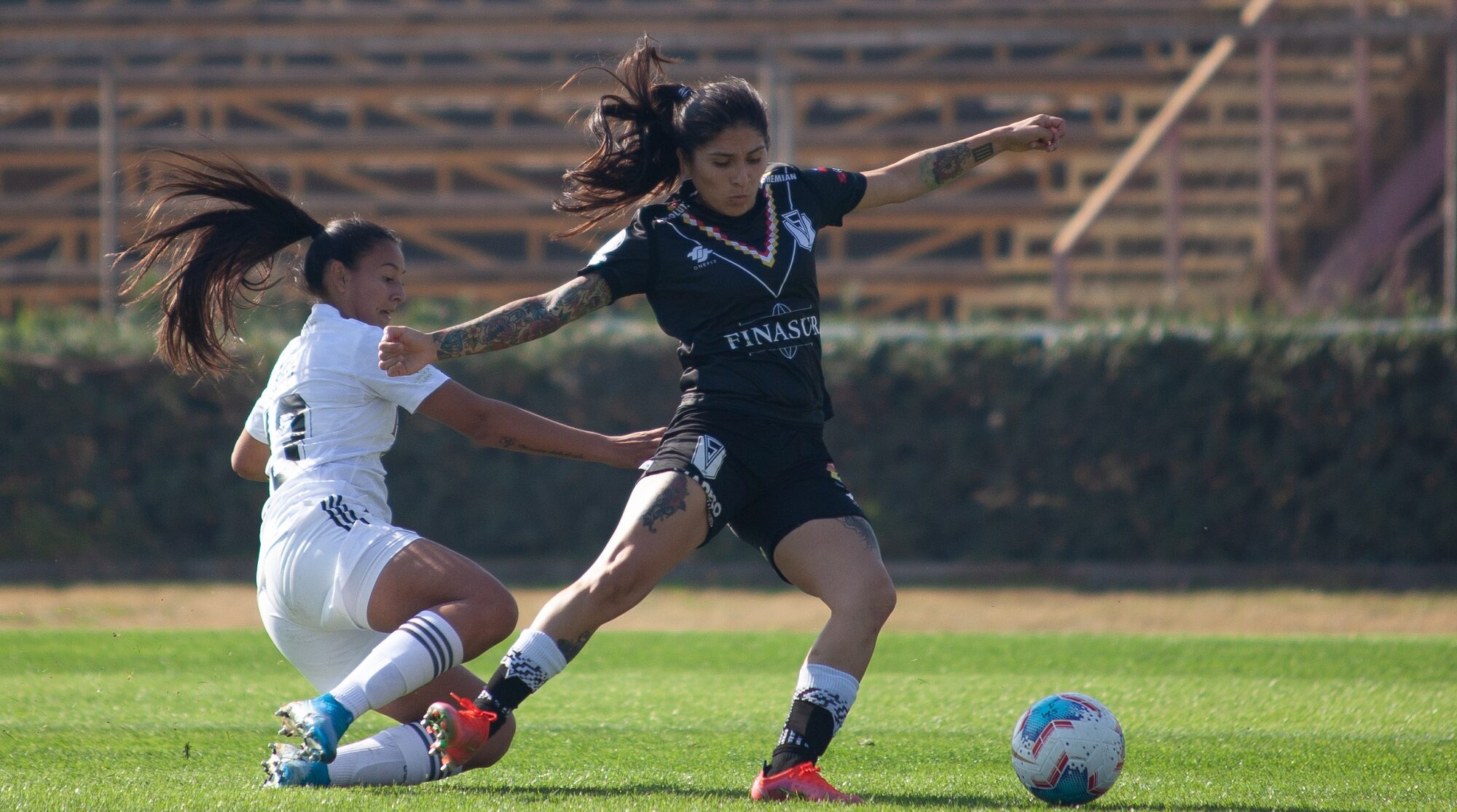 Yenny Acuña vs Tyare Ríos disputando el balón