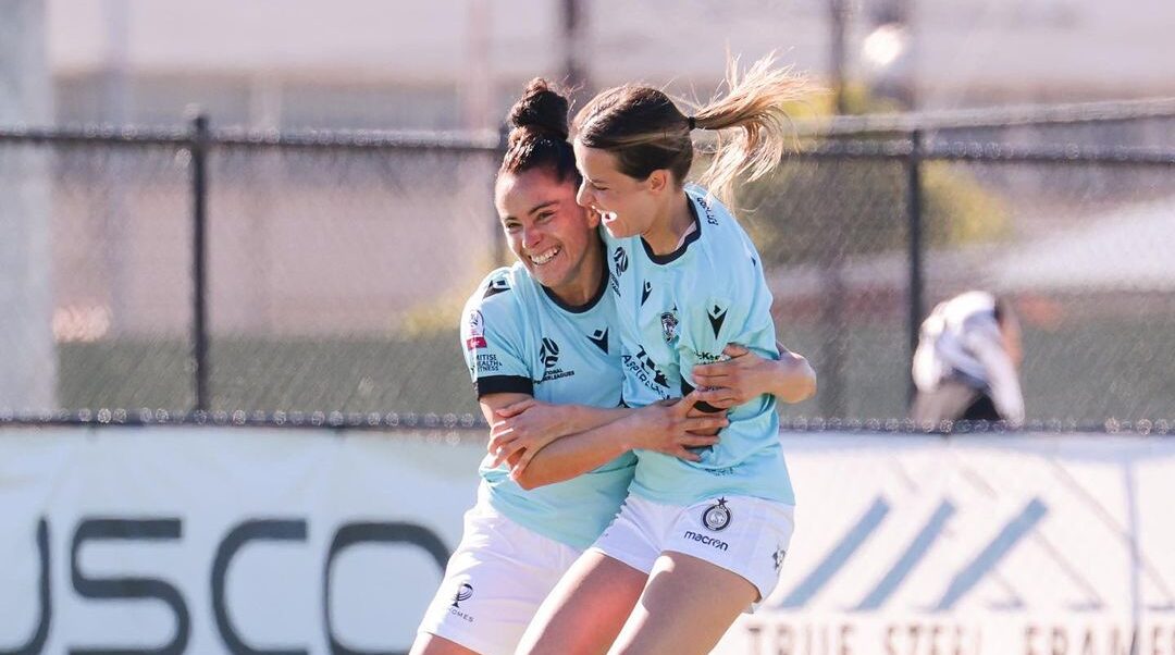 Cote Rojas celebrando un gol