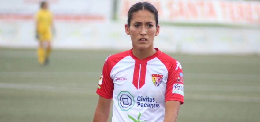 Nayadet López juagando por el Santa Teresa Badajoz