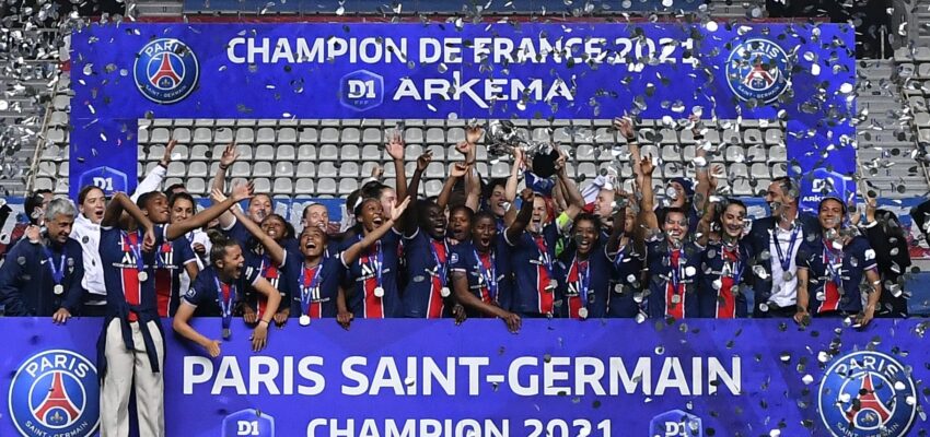 Endler y PSG recibiendo la copa