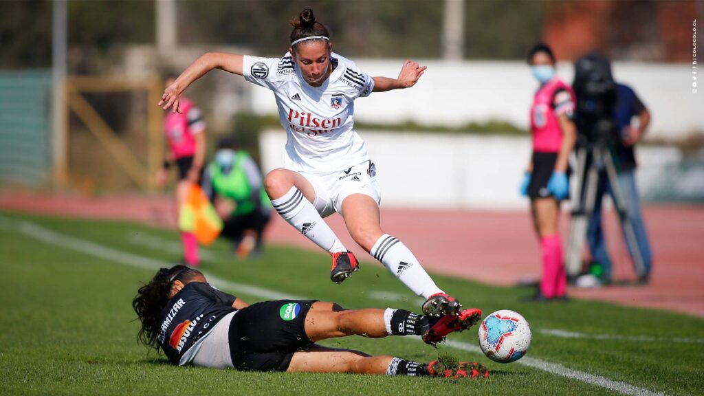 Nicole Gutiérrez pasando a una defensa