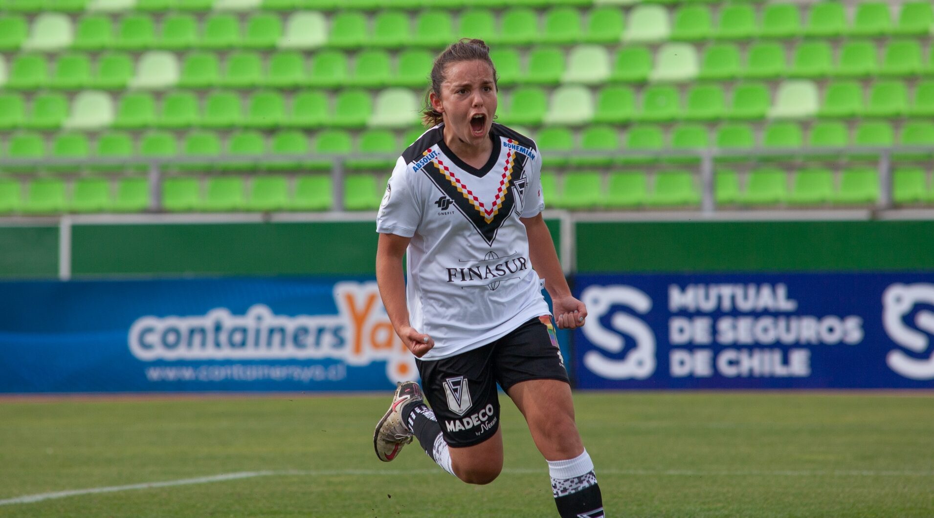 Fajre celebrando un gol