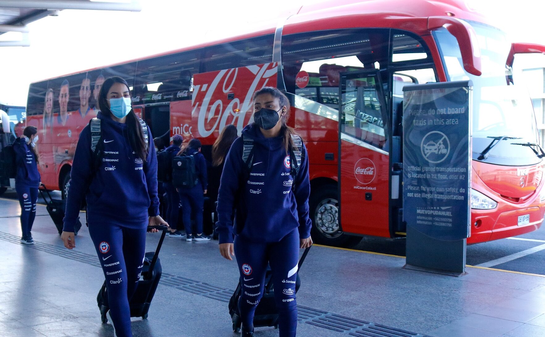 Daniela Pardo y Natalia Campos llegando al aeropuerto