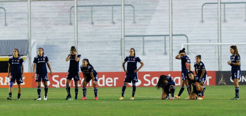 Jugadoras de U de Chile estresadas a la espera de los penales