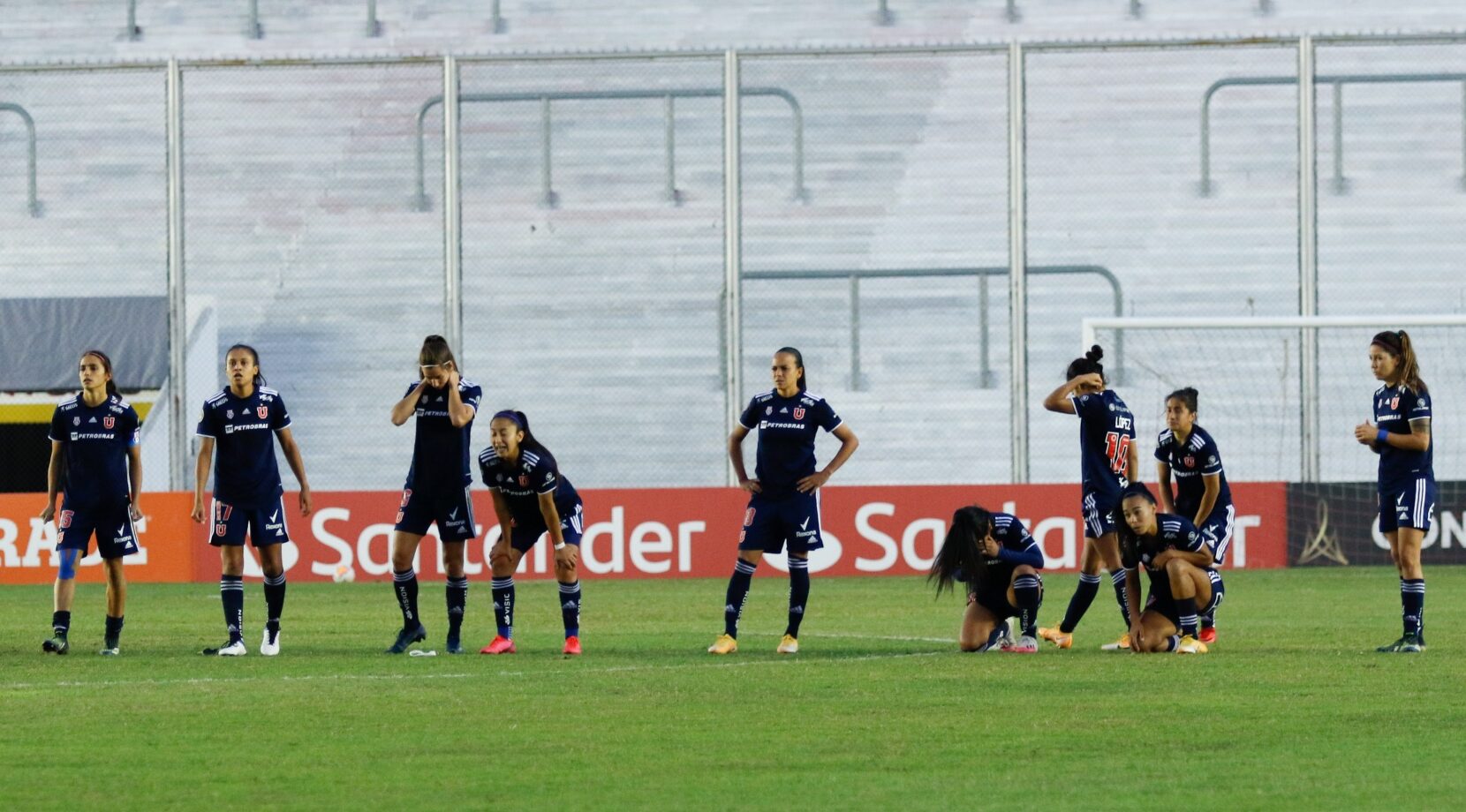 Jugadoras de U de Chile estresadas a la espera de los penales