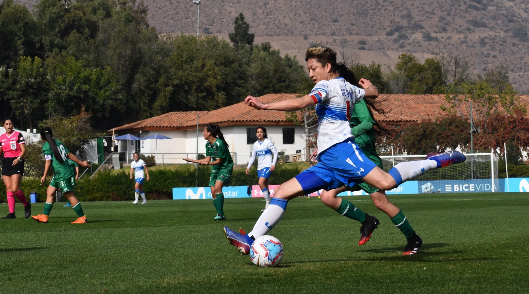 Helaine de Grange jugando por la UC en el Campeonato Nacional 2021