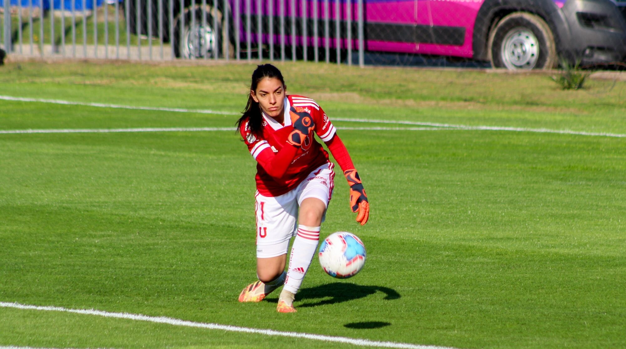 Natalia Campos UCH sacando la pelota. El rating volvió a bajar