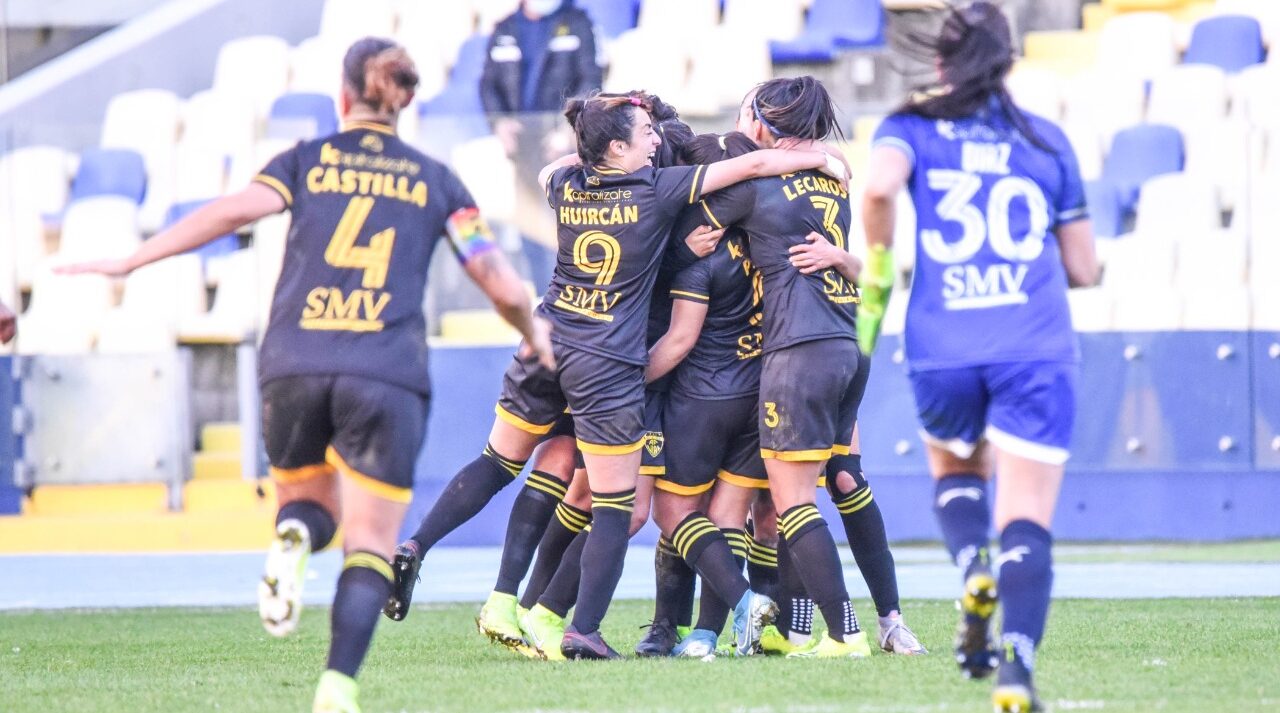 Jugadoras de Fernández Vial celebrando un gol