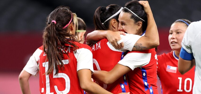 Chilenas celebrando el gol ante Canadá, ahora deberán enfrentar a Japón