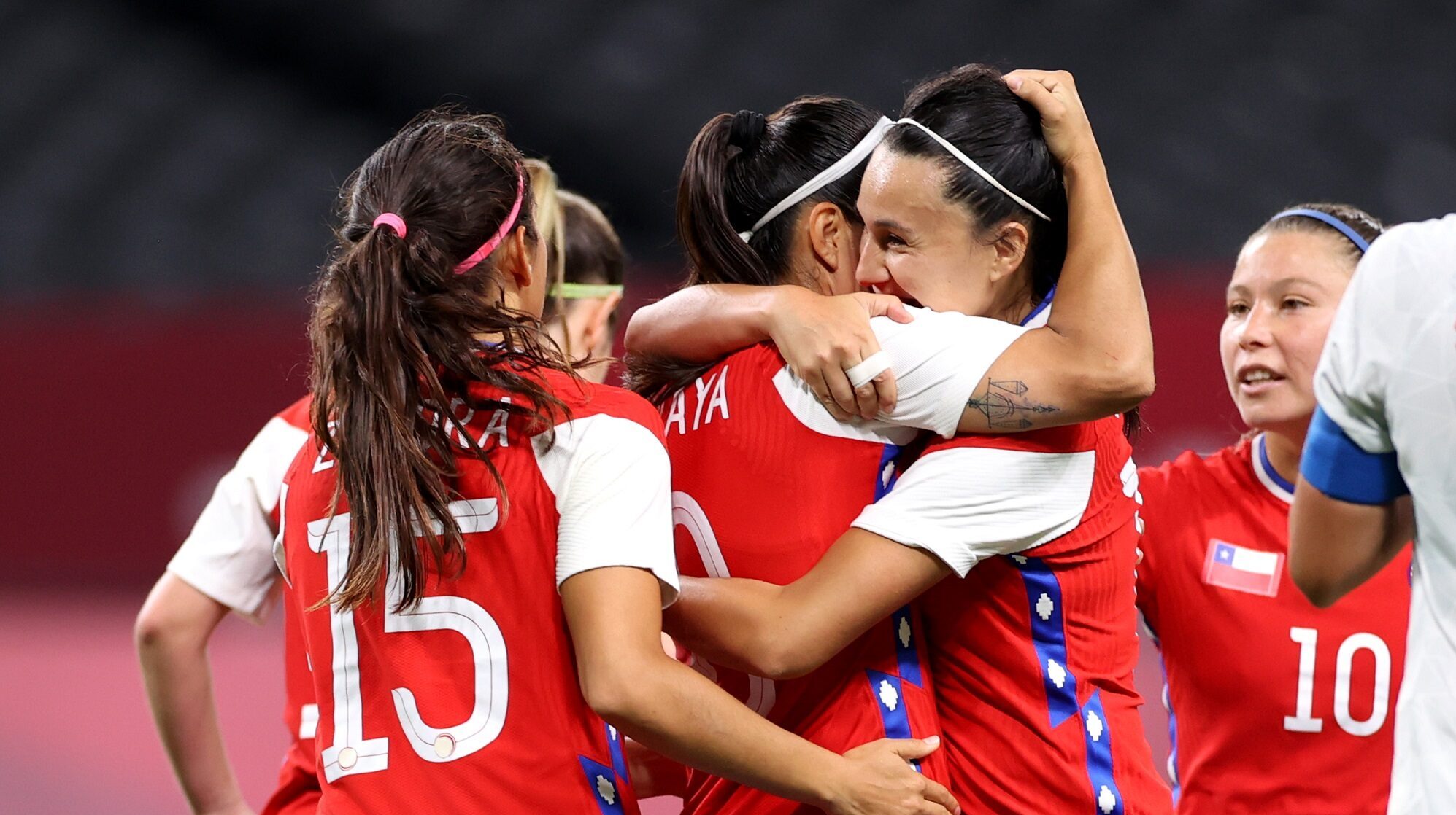 Chilenas celebrando el gol ante Canadá, ahora deberán enfrentar a Japón