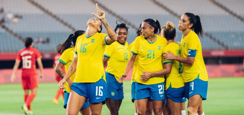 Jugadoras de Brasil celebrando un gol. Resultados de la fecha 1 del futfem en los JJOO