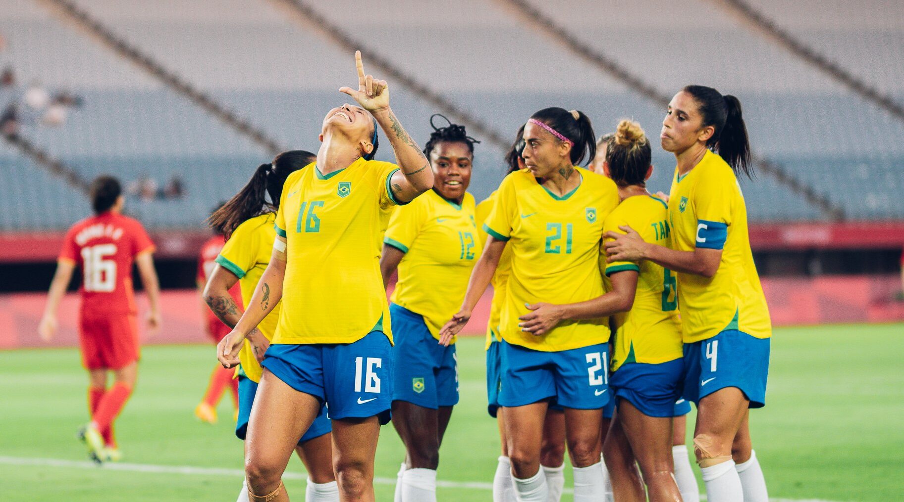 Jugadoras de Brasil celebrando un gol. Resultados de la fecha 1 del futfem en los JJOO