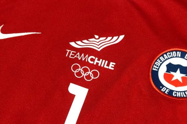 ¿Cómo es la camiseta que usará La Roja en los Juegos Olímpicos?