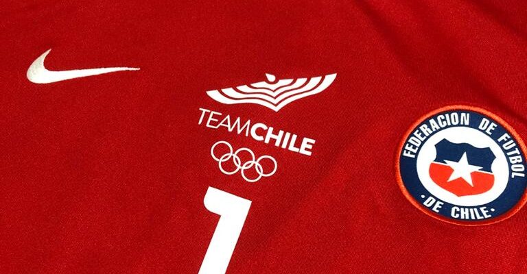 Camiseta que utilizará la Selección Chilena en los JJOO, sin el logo de Nike