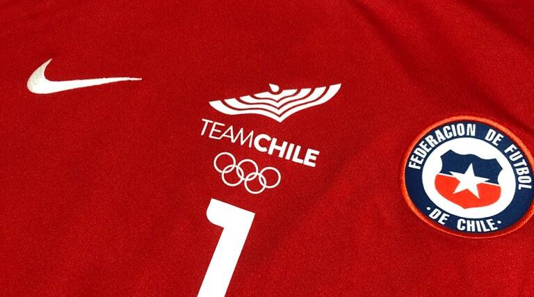 Camiseta que utilizará la Selección Chilena en los JJOO, sin el logo de Nike