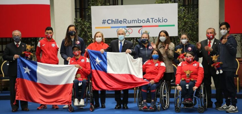 Algunos deportistas del Team Chile, entre ellos los abanderados, junto a autoridades de gobierno