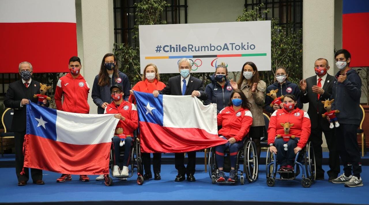Algunos deportistas del Team Chile, entre ellos los abanderados, junto a autoridades de gobierno