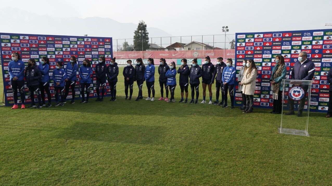 Futbolistas, ministras y representantes de la ANFP en ceremonia de despedida