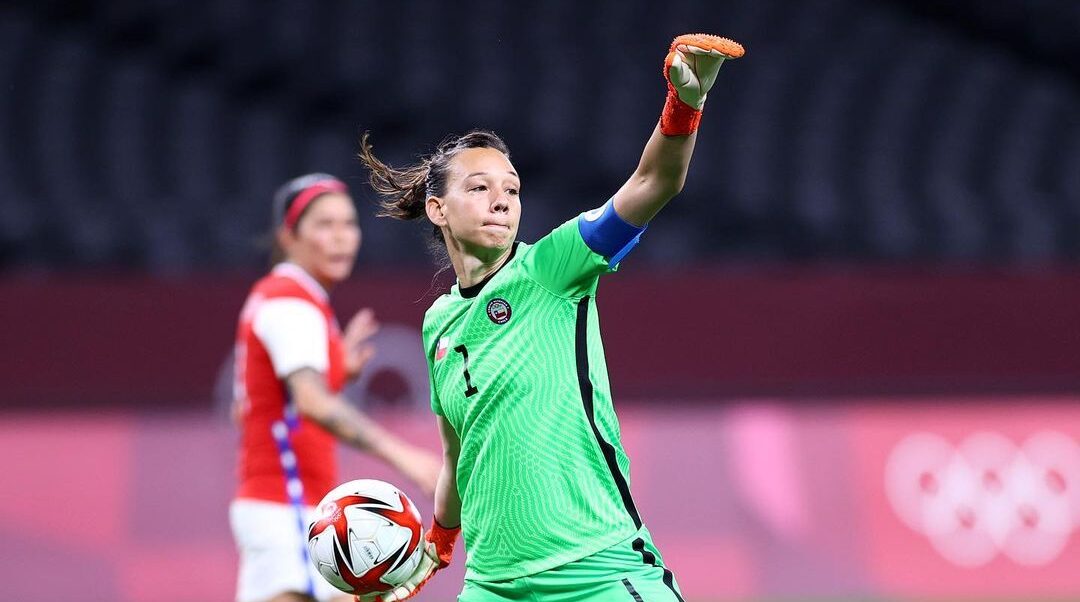 Endler lanzando el balón en el partido ante Gran Bretaña por los JJOO de Tokio 2020