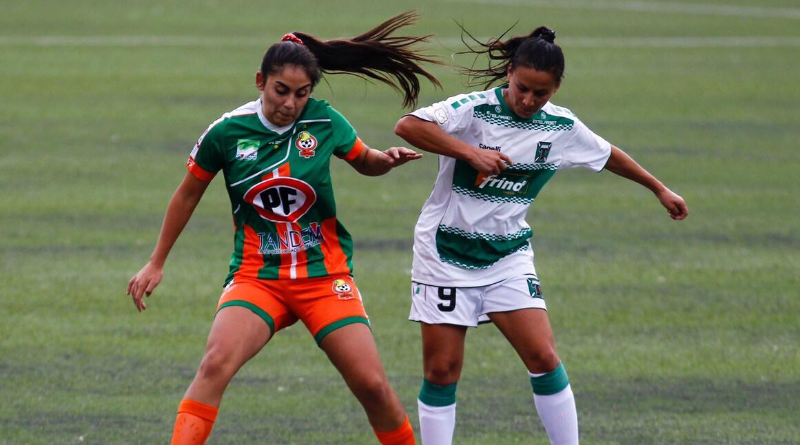 A la derecha jugadora de cobresal y a la izquierda jugadora de Deportes Temuco, ambas disputando una pelota. Cobresal disputará uno de los partidos pendientes