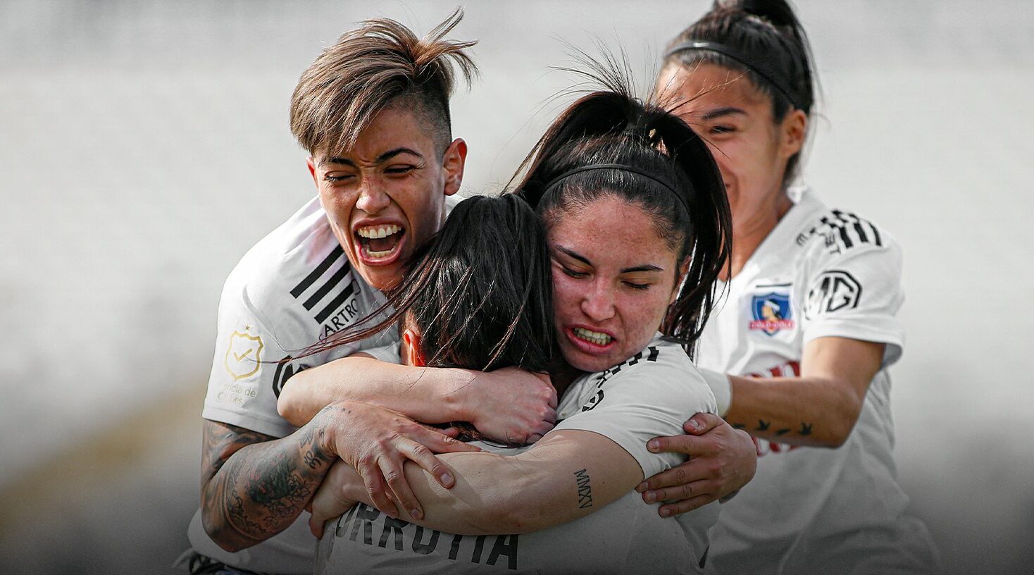 Jugadoras de Colo Colo celebrando el gol